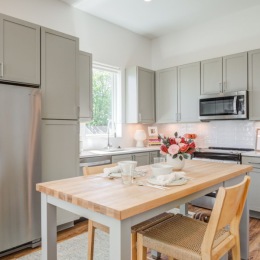 Wouldn't you love to whip up a delicious home cooked meal in this kitchen? Or re-heat leftover pasta? Live your best life at Queens! . . . . #homesweethome #nashville #apartmentliving #queenswedgewoodhouston #luxurylifestyle #queens Instagram post from @queensweho on August 25, 2023 00:00:00am